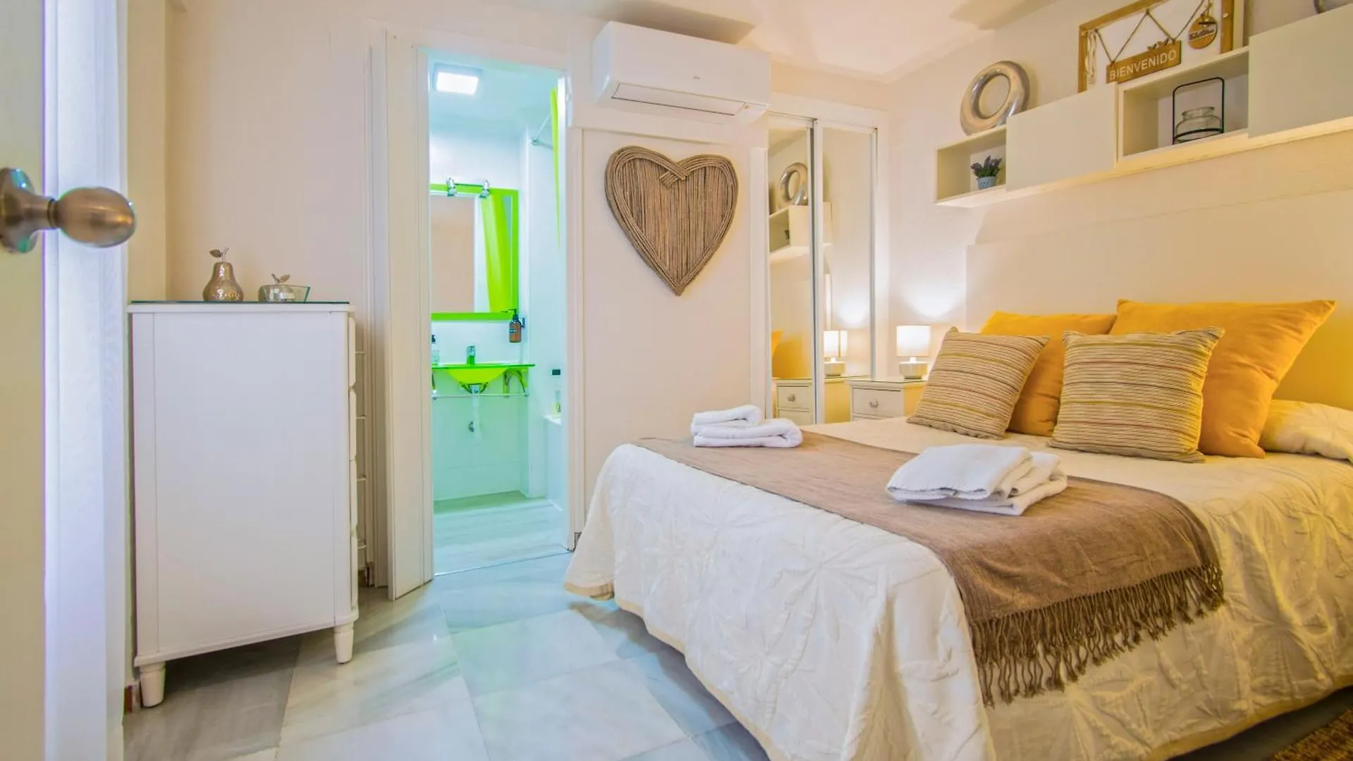Acogedor Y Coquetisimo Apartamento De Diseno Muy, Muy, Muy Centrico Seville 0*,  Spain